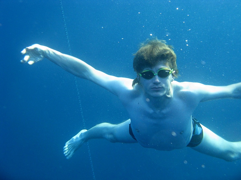 2009-07-Croatia_2009-07-13 _ 18_47_46_IMG_0599.jpg - Próbka możliwości aparatu i futerału do zdjęć podwodnych. Dyscyplina: nurkowanie w dół łańcucha kotwicznego.